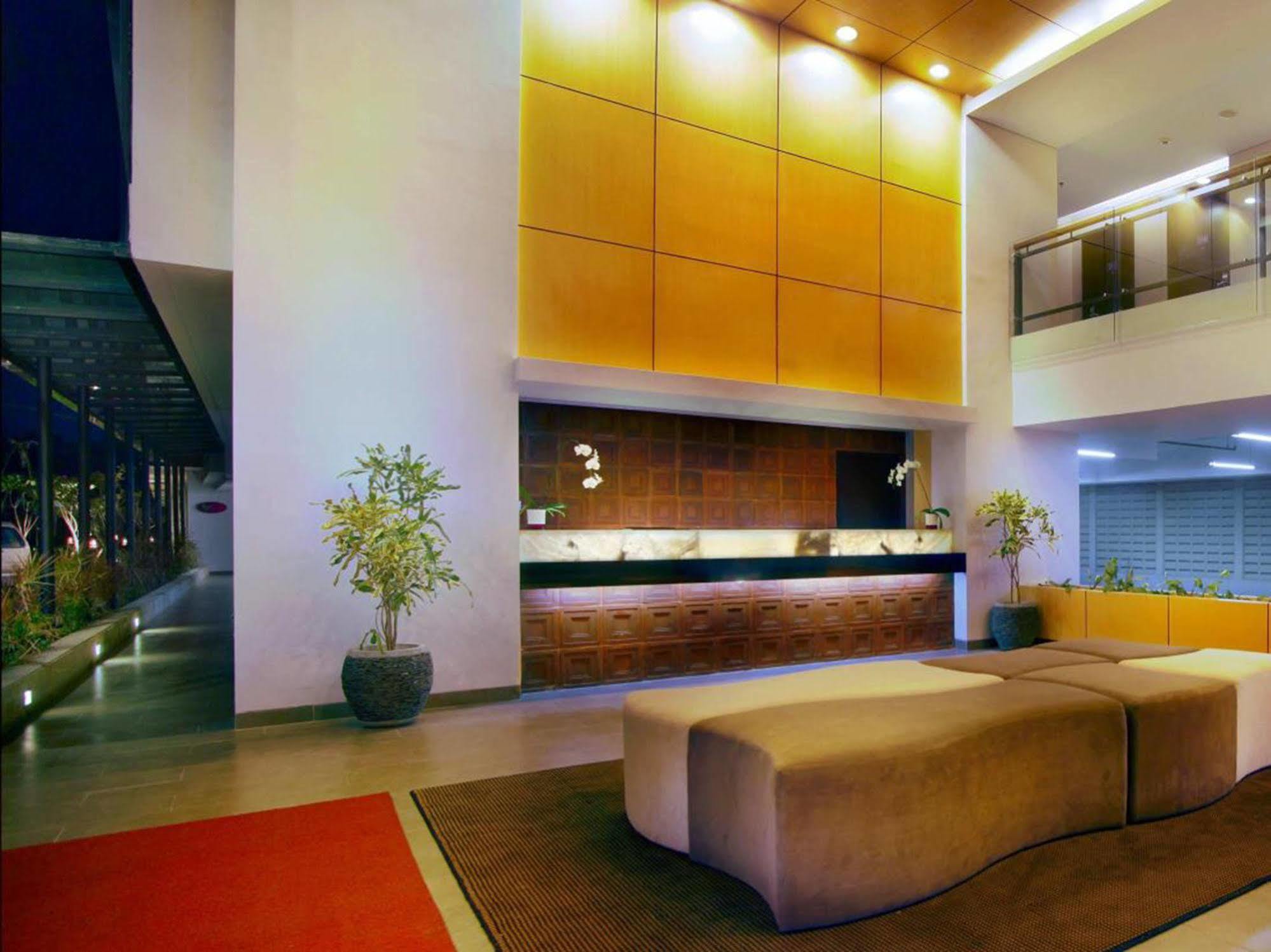 Quest Hotel Kuta By Aston Exterior foto